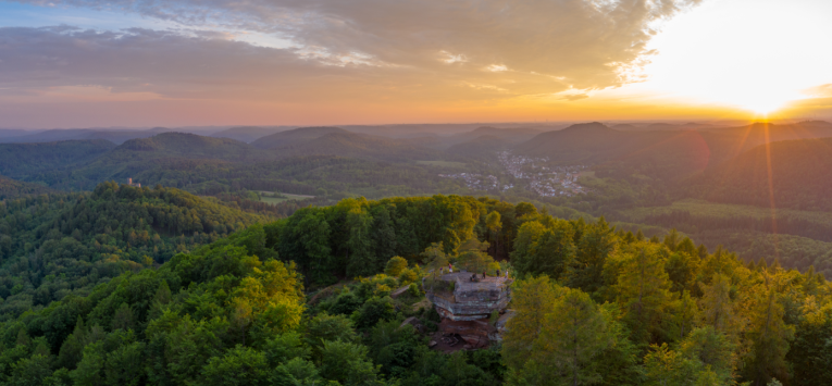 Winschertfelsen mit Burg Gräfenstein im Hintergrund.PNG